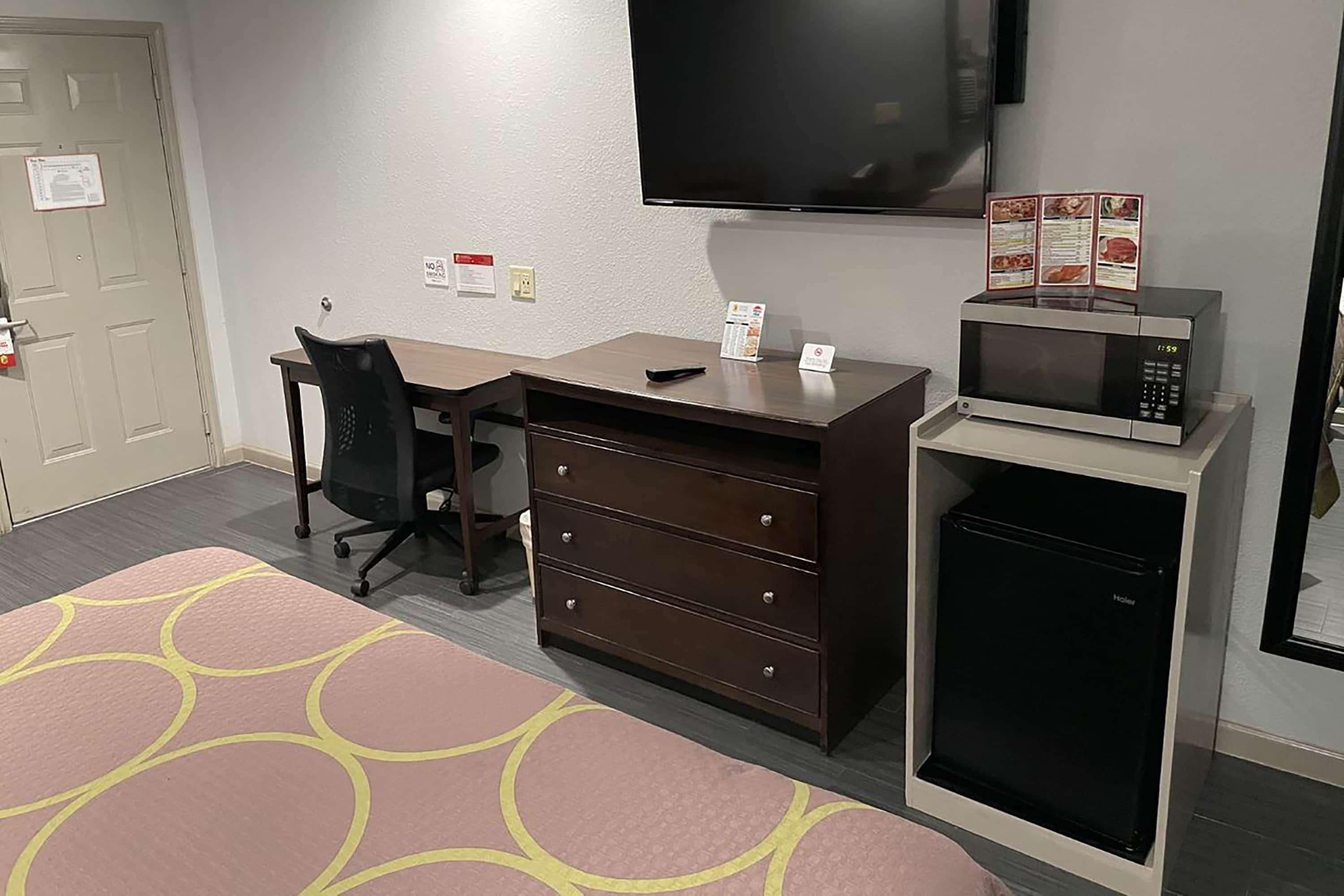 Super 8 By Wyndham Downtown I-610 Hotel 2*