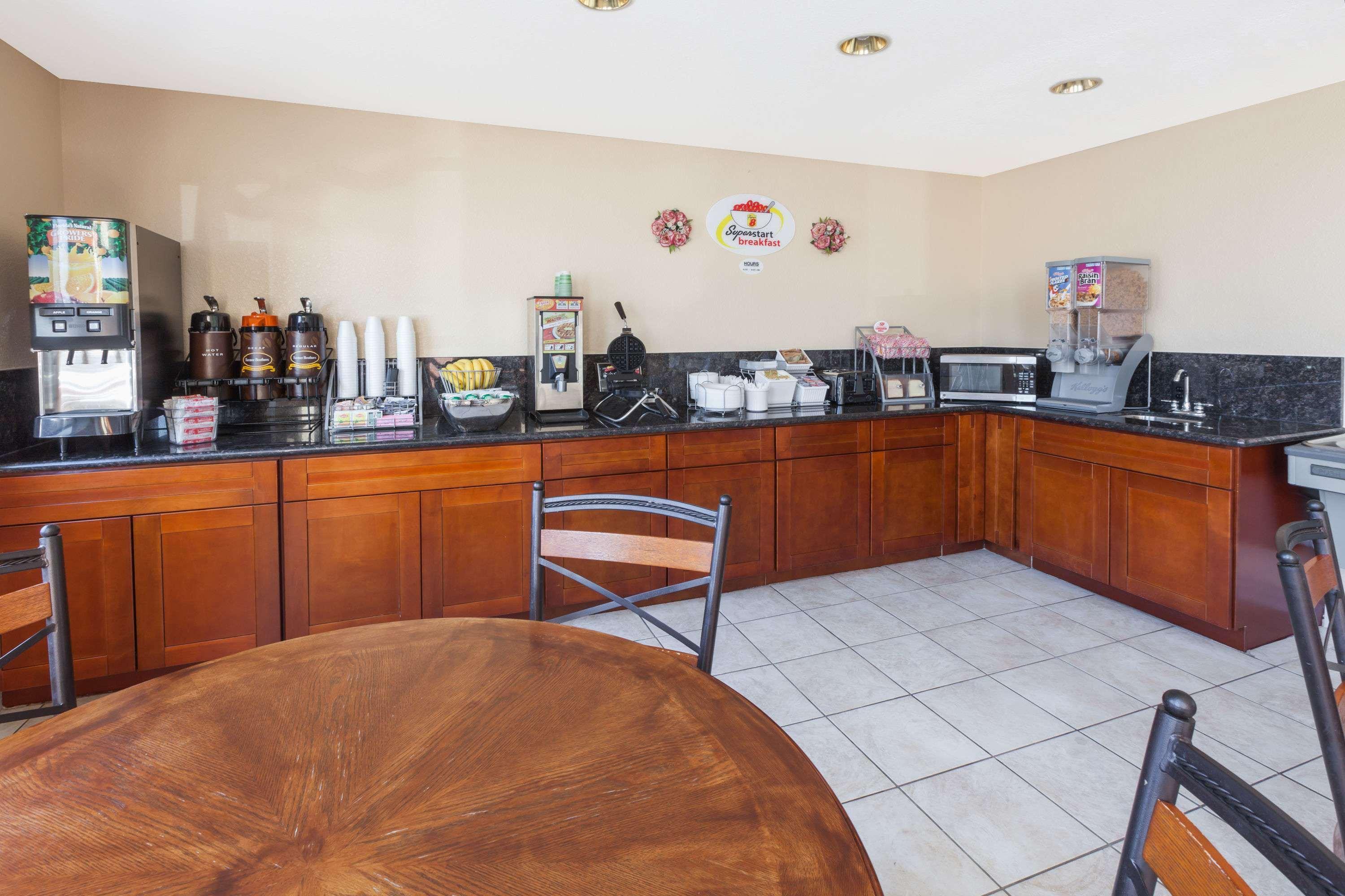 Super 8 By Wyndham Downtown I-610 Hotel 2*