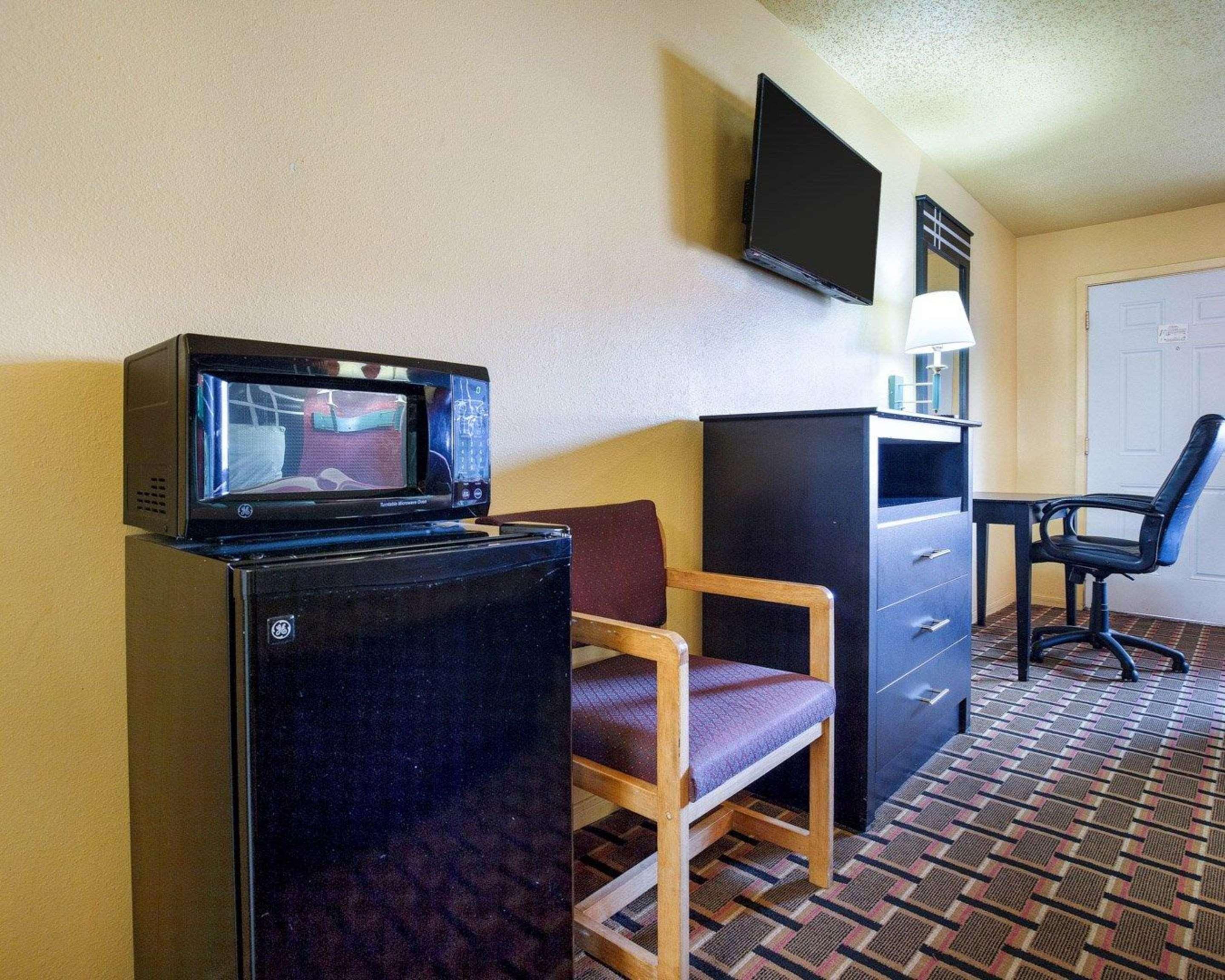 Econo Brookhollow Motel *