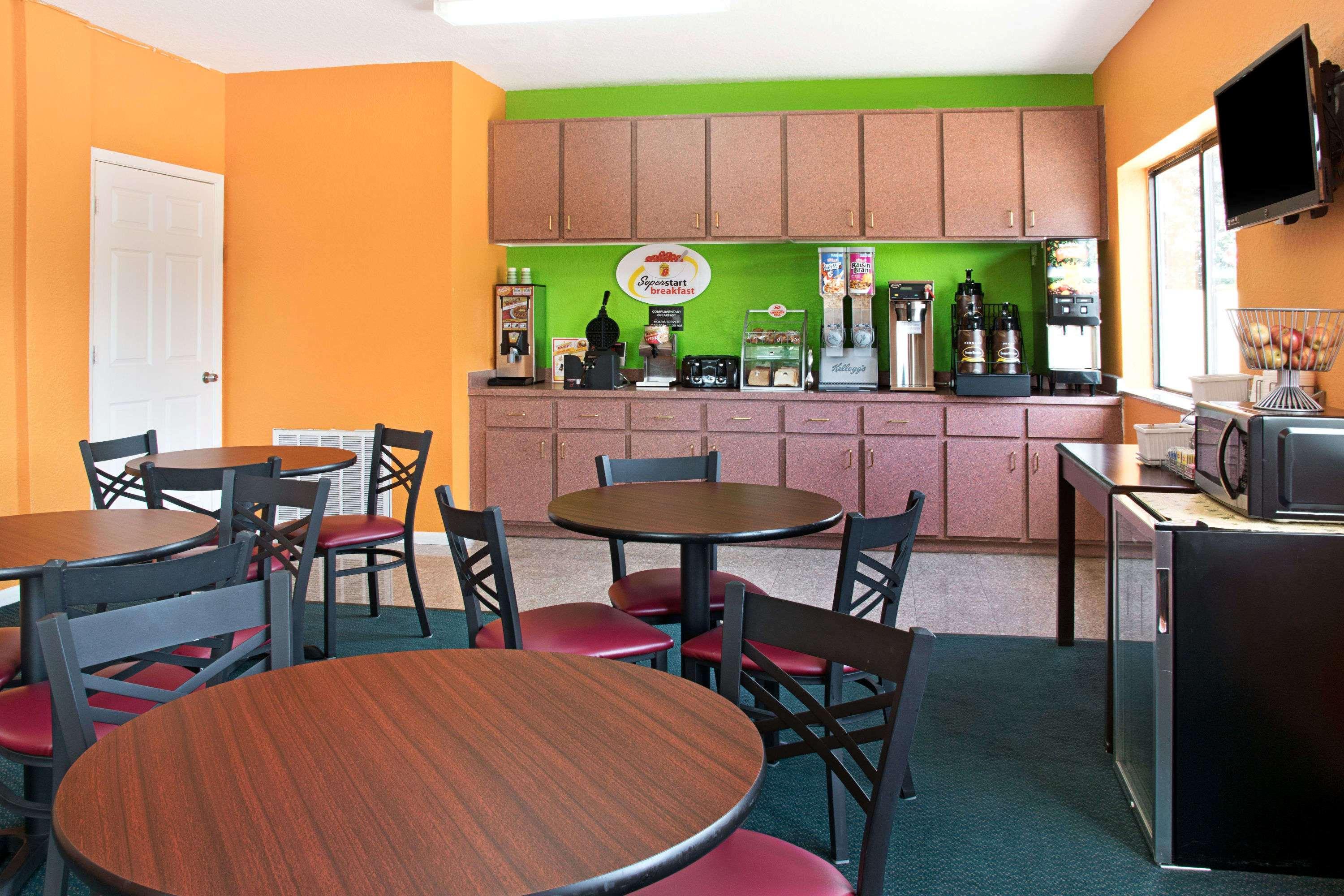Super 8 By Wyndham Houston/brookhollow Nw 2*