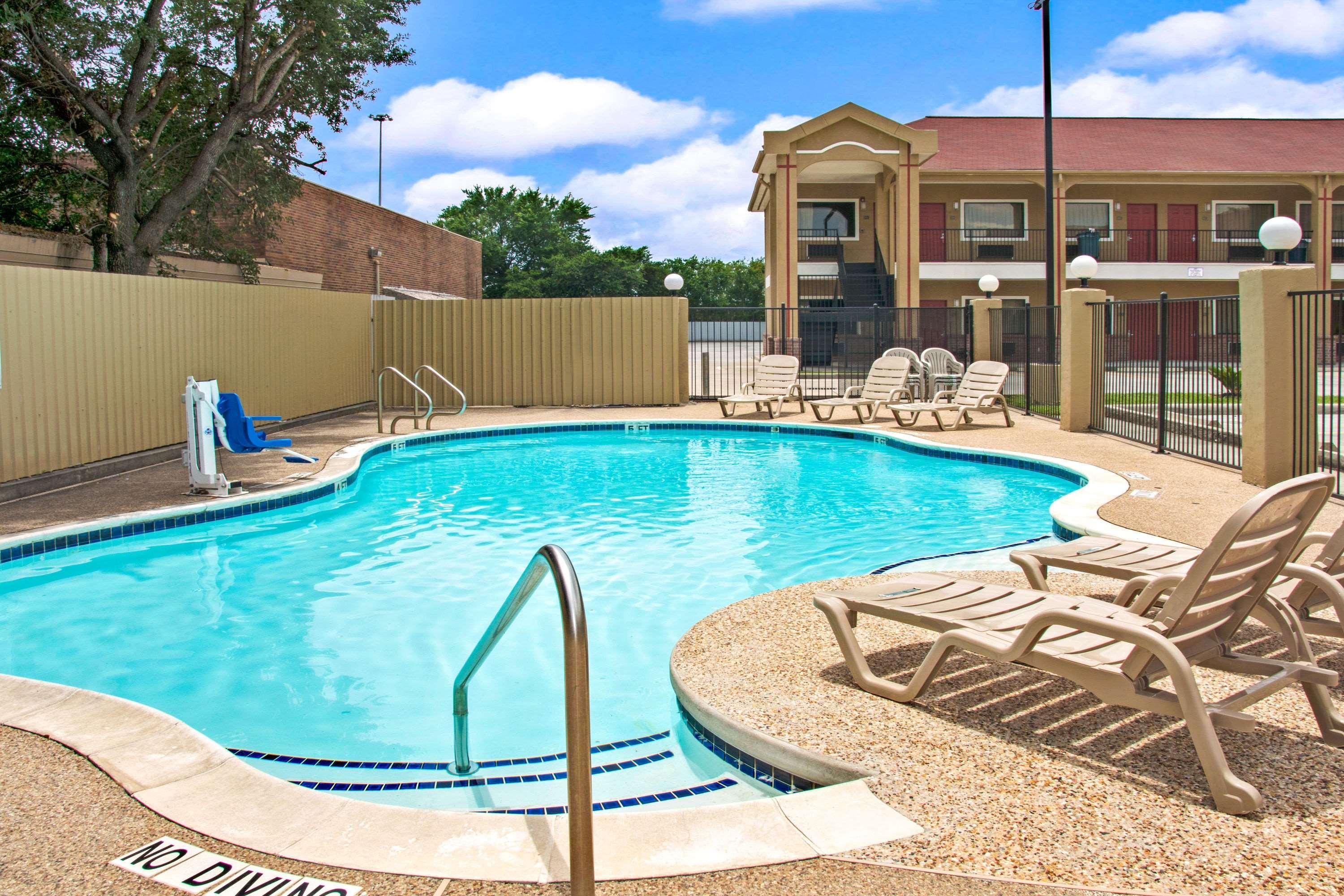 Super 8 By Wyndham Houston/brookhollow Nw Hotel 2*