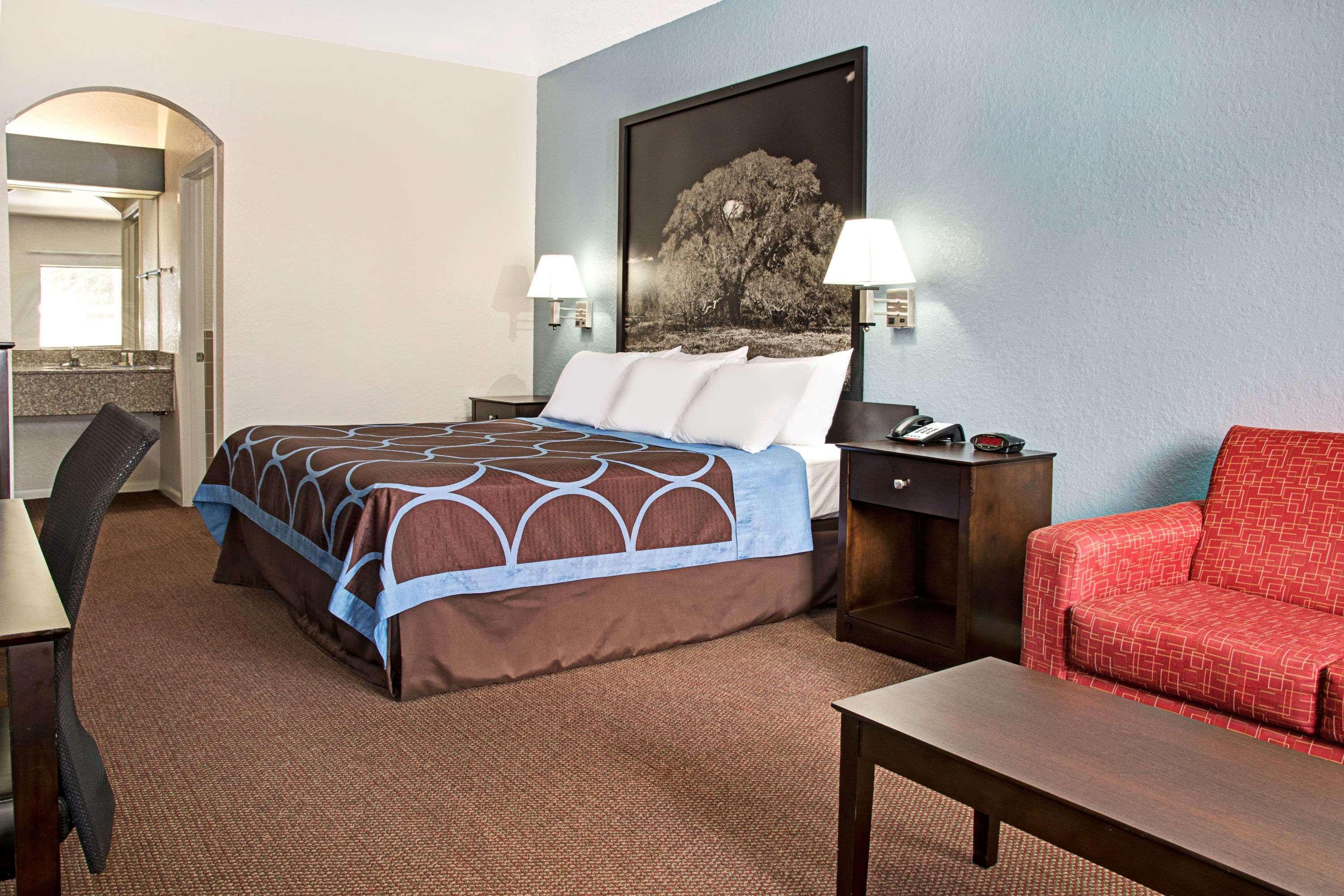 Super 8 By Wyndham Houston/brookhollow Nw