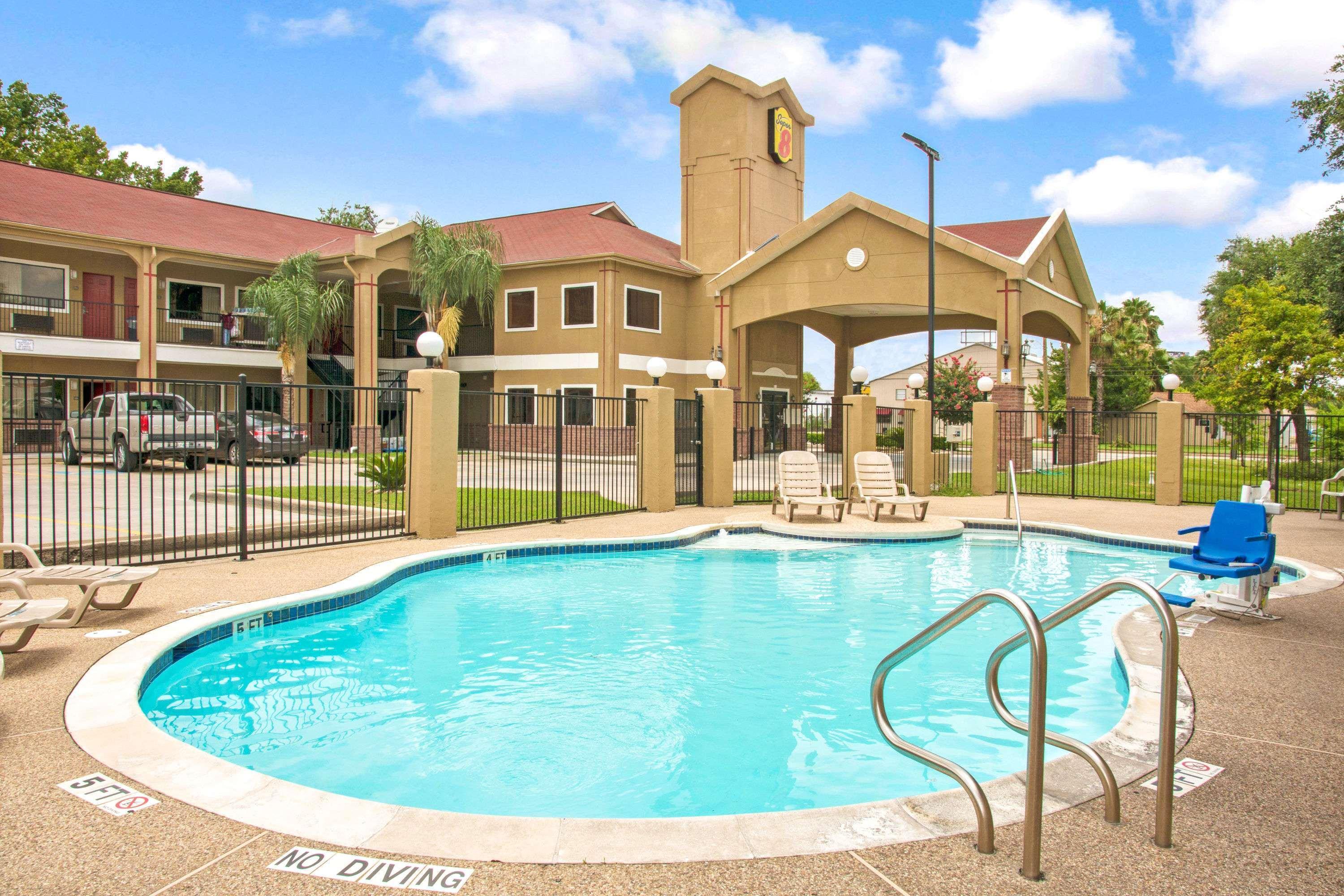 Super 8 By Wyndham Houston/brookhollow Nw 2*