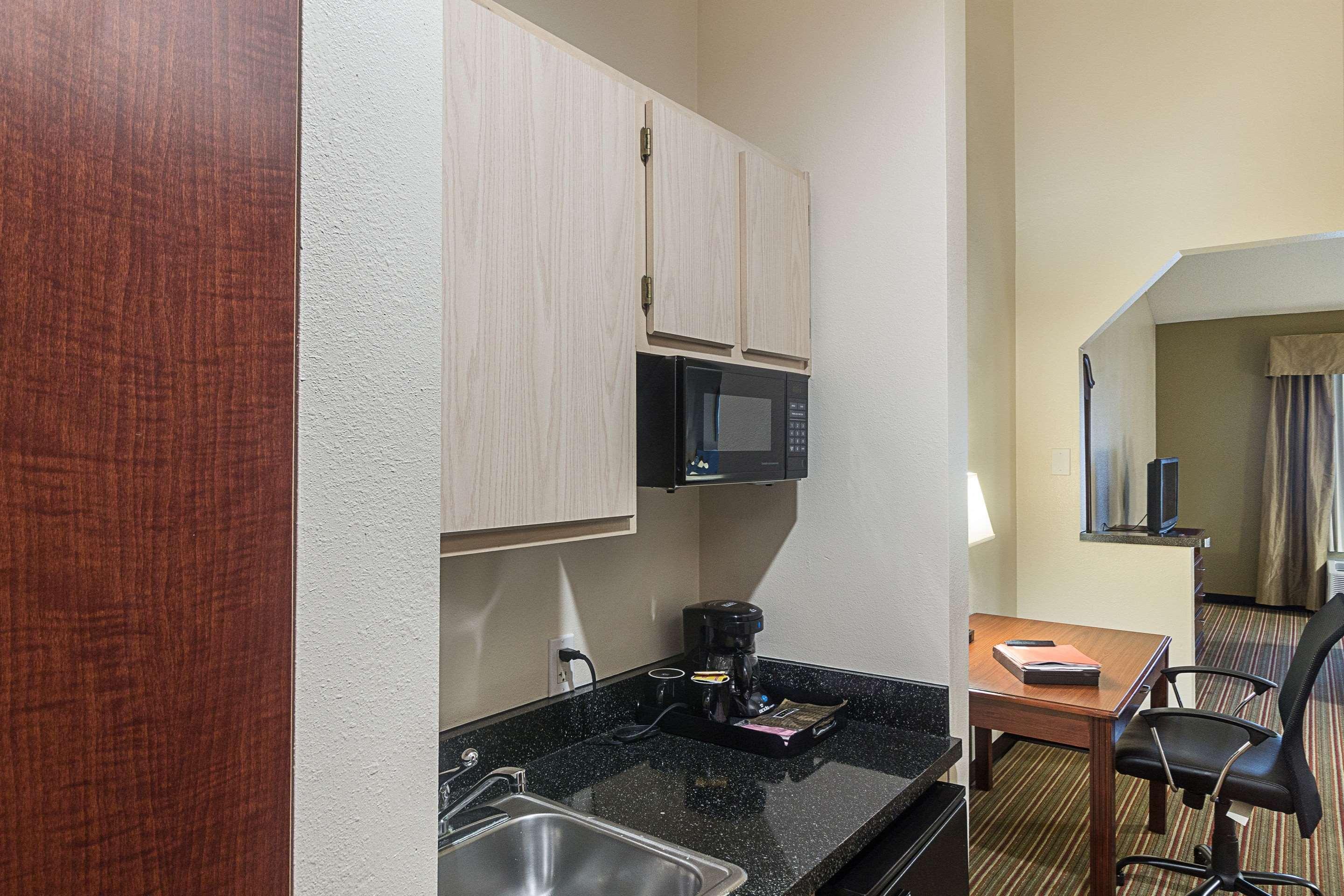 Quality & West Chase Hotel