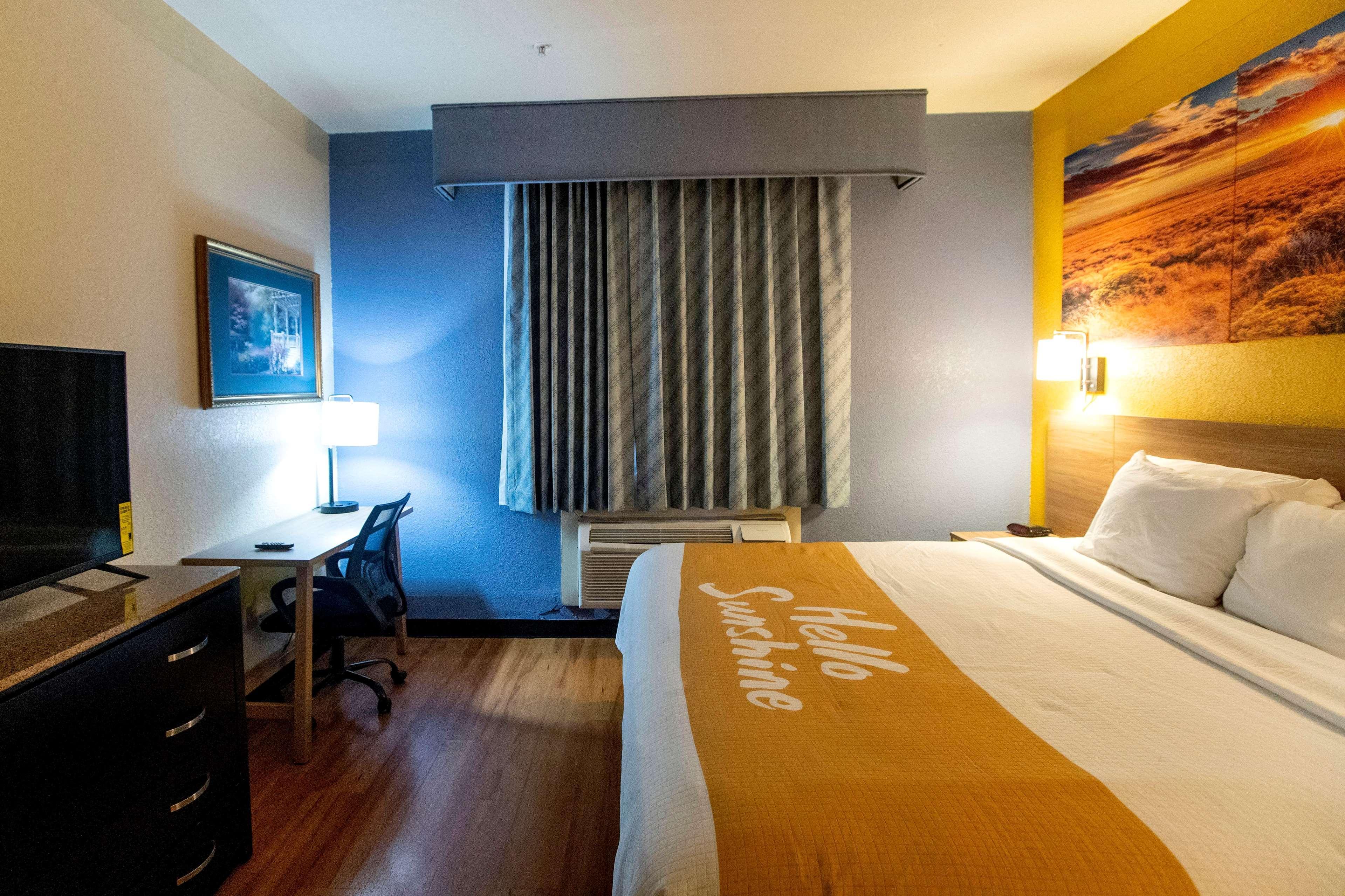 Days & By Wyndham North/aldine Hotel