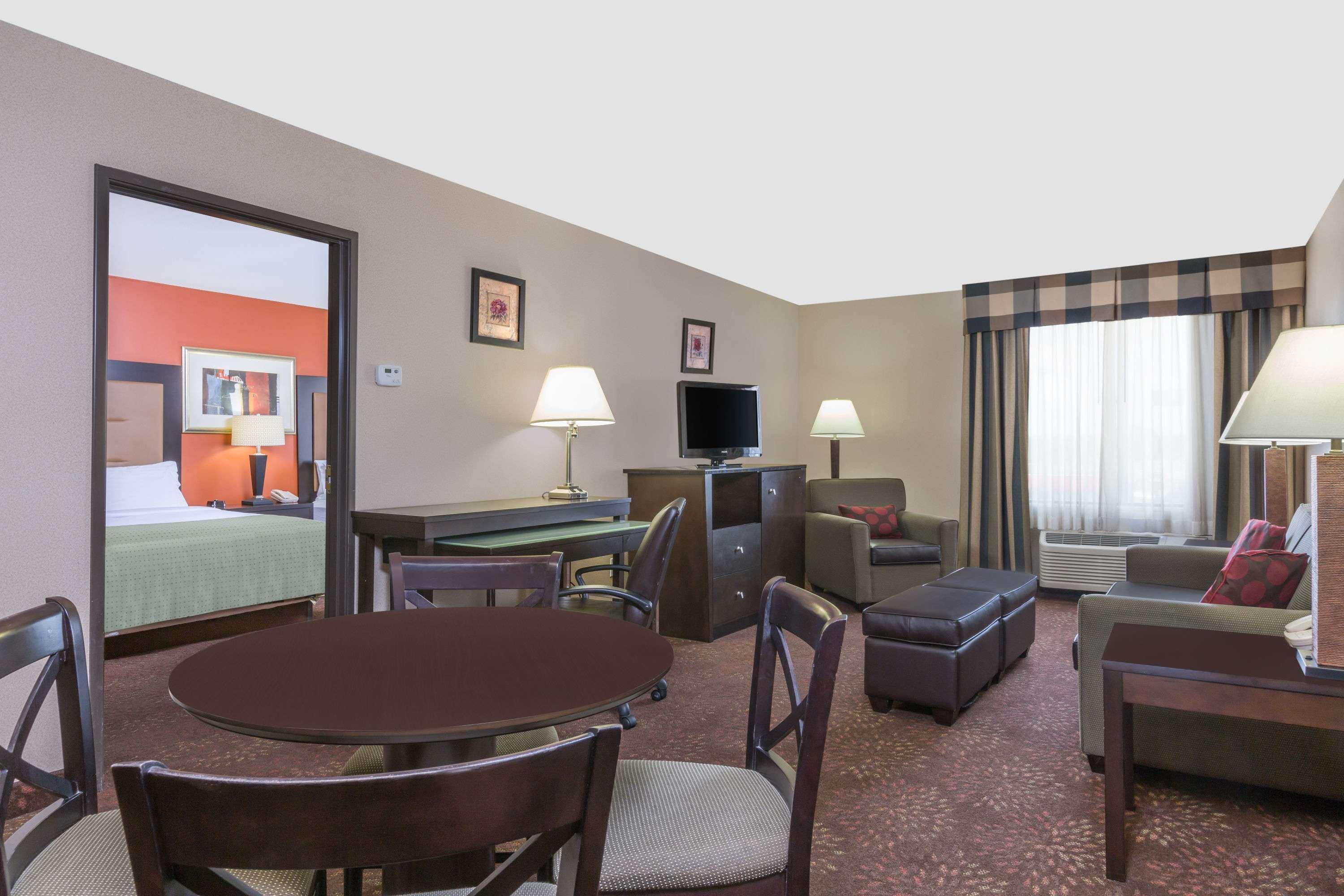 Wyndham Garden Willowbrook Hotel 3*
