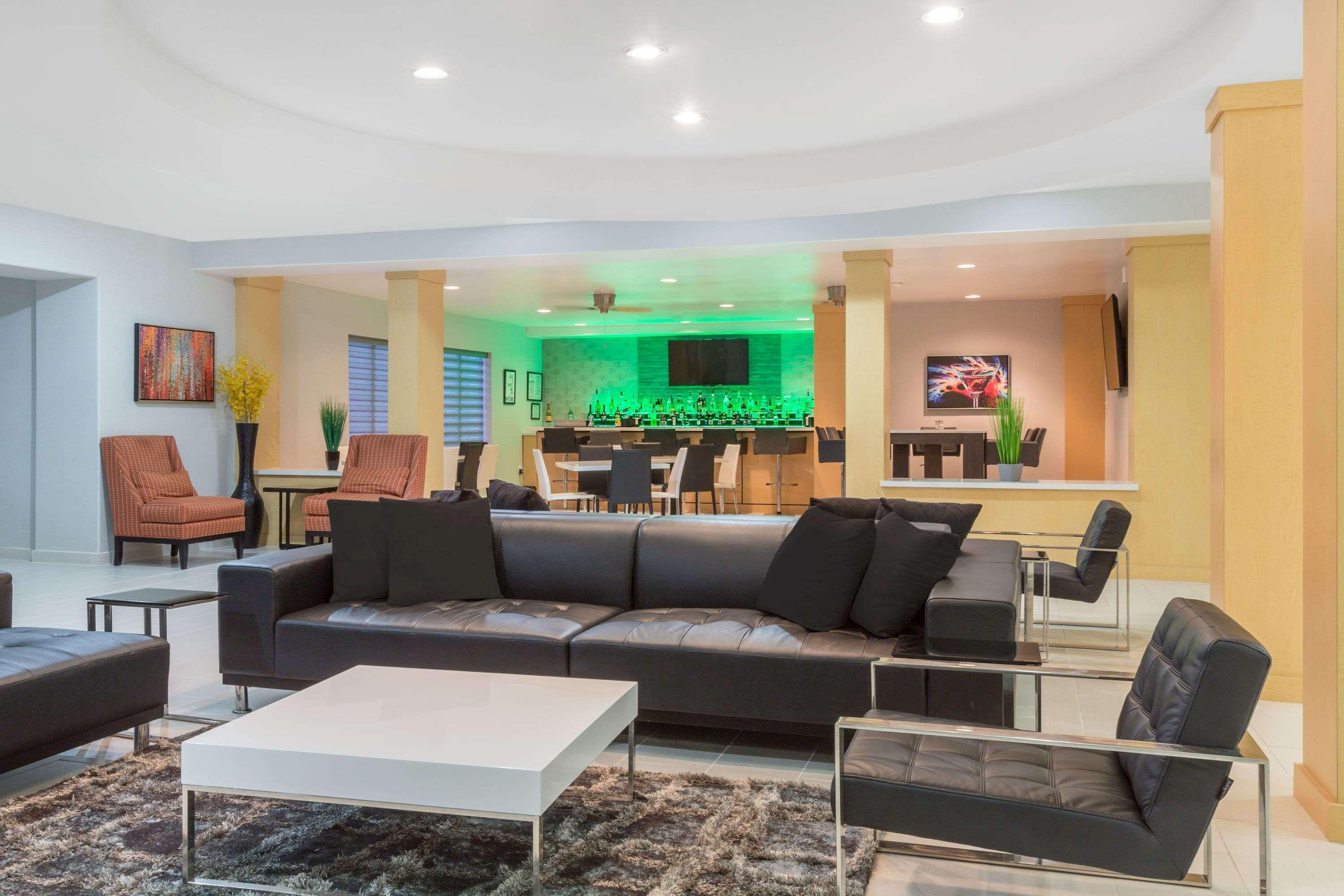 Wyndham Garden Willowbrook Hotel 3*