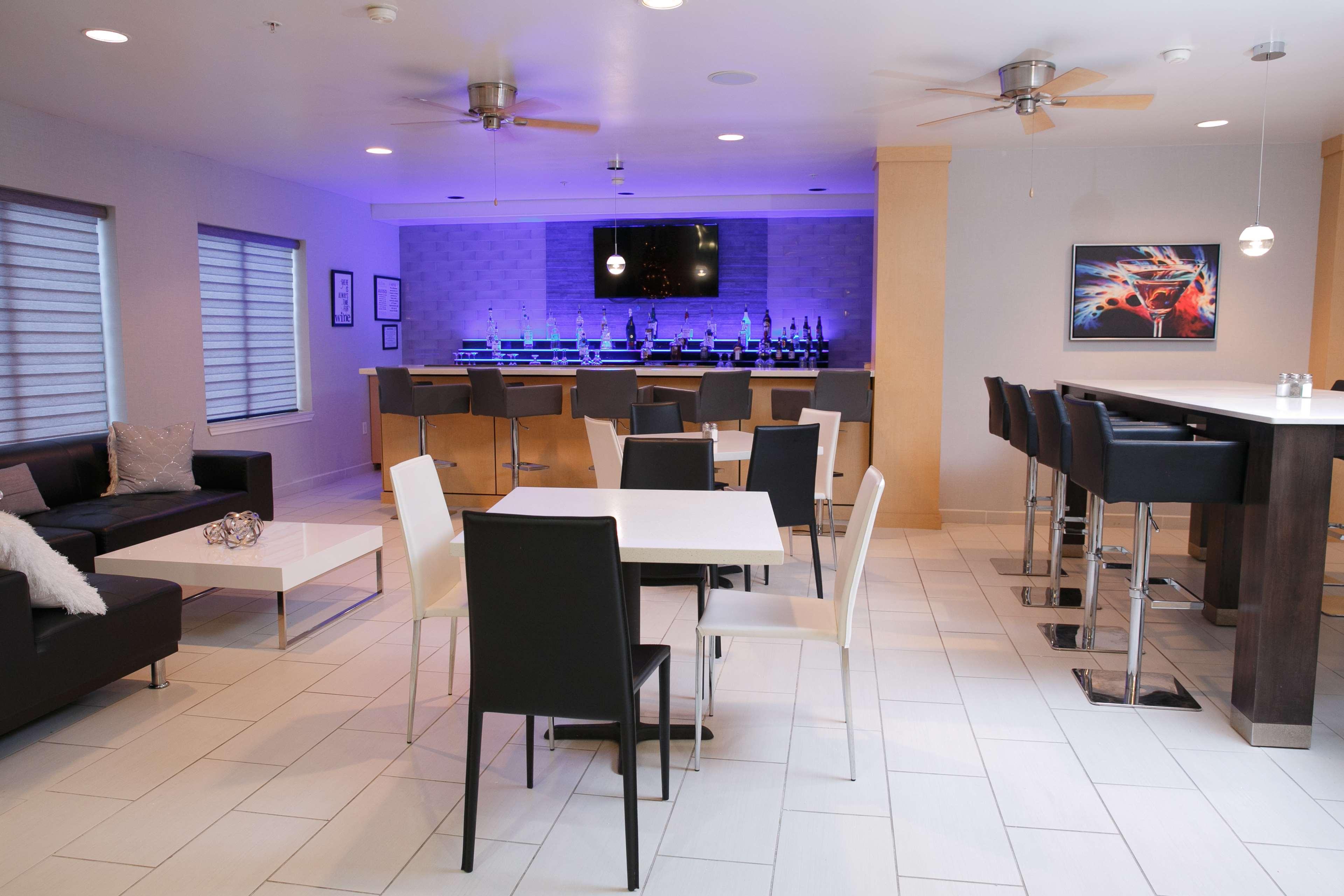 Wyndham Garden Willowbrook Hotel 3*