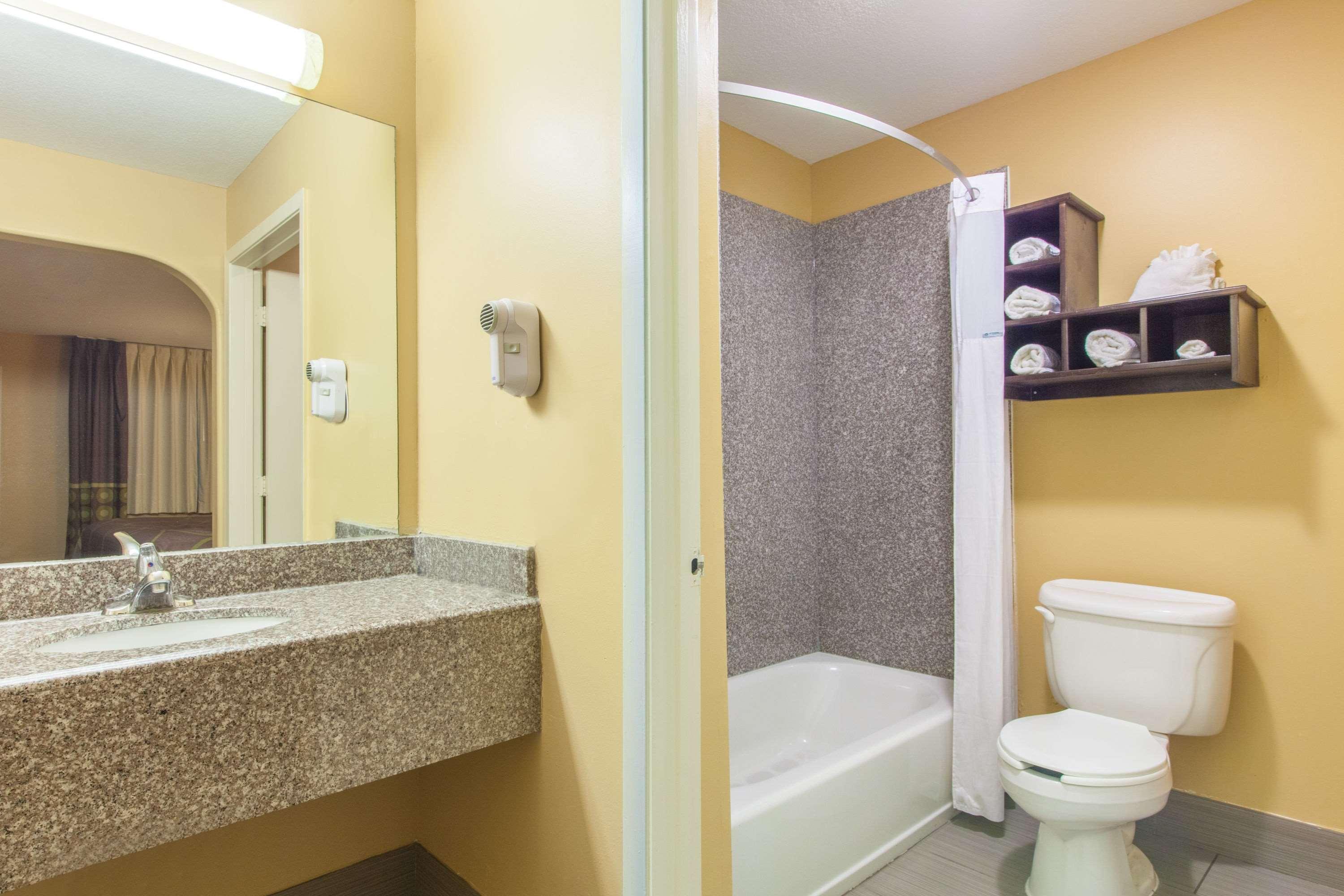 Super 8 By Wyndham Houston/willowbrook Hwy 249 Houston