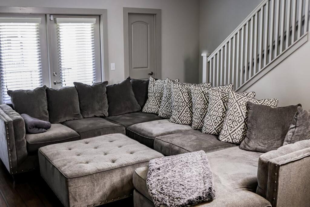 3-story Townhome In Memorial City, Attached Garage Apartment *