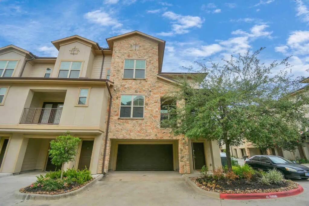 3-story Townhome In Memorial City, Attached Garage * Houston