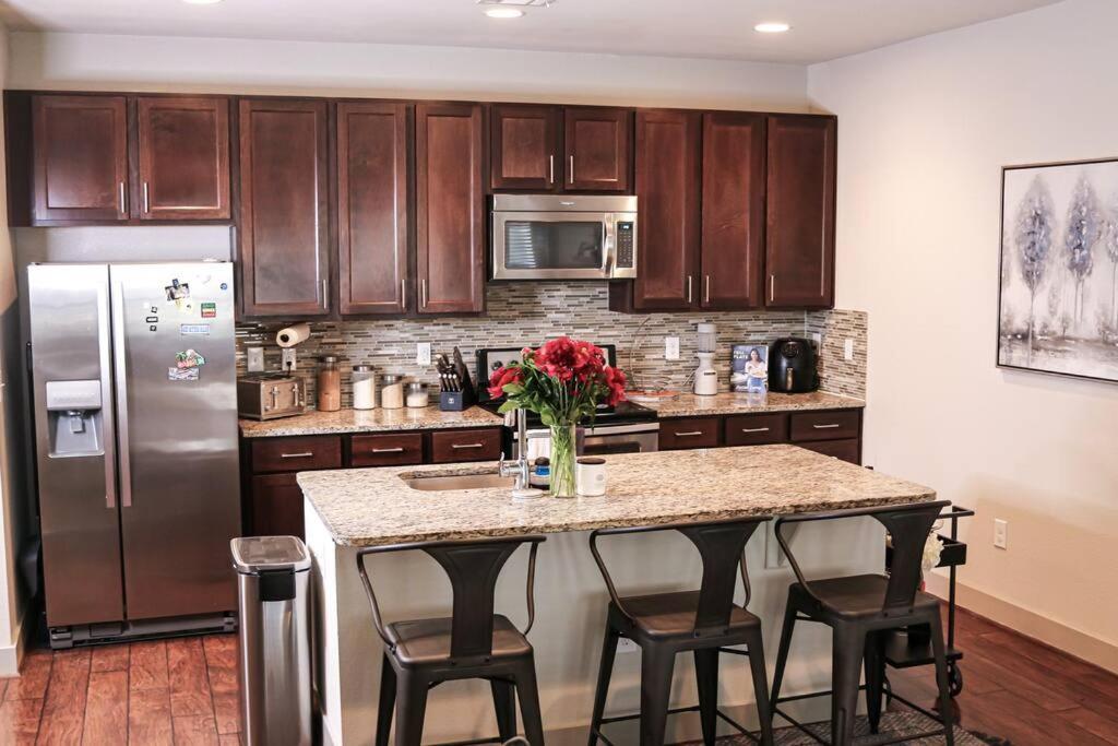 Apartment 3-story Townhome In Memorial City, Attached Garage *