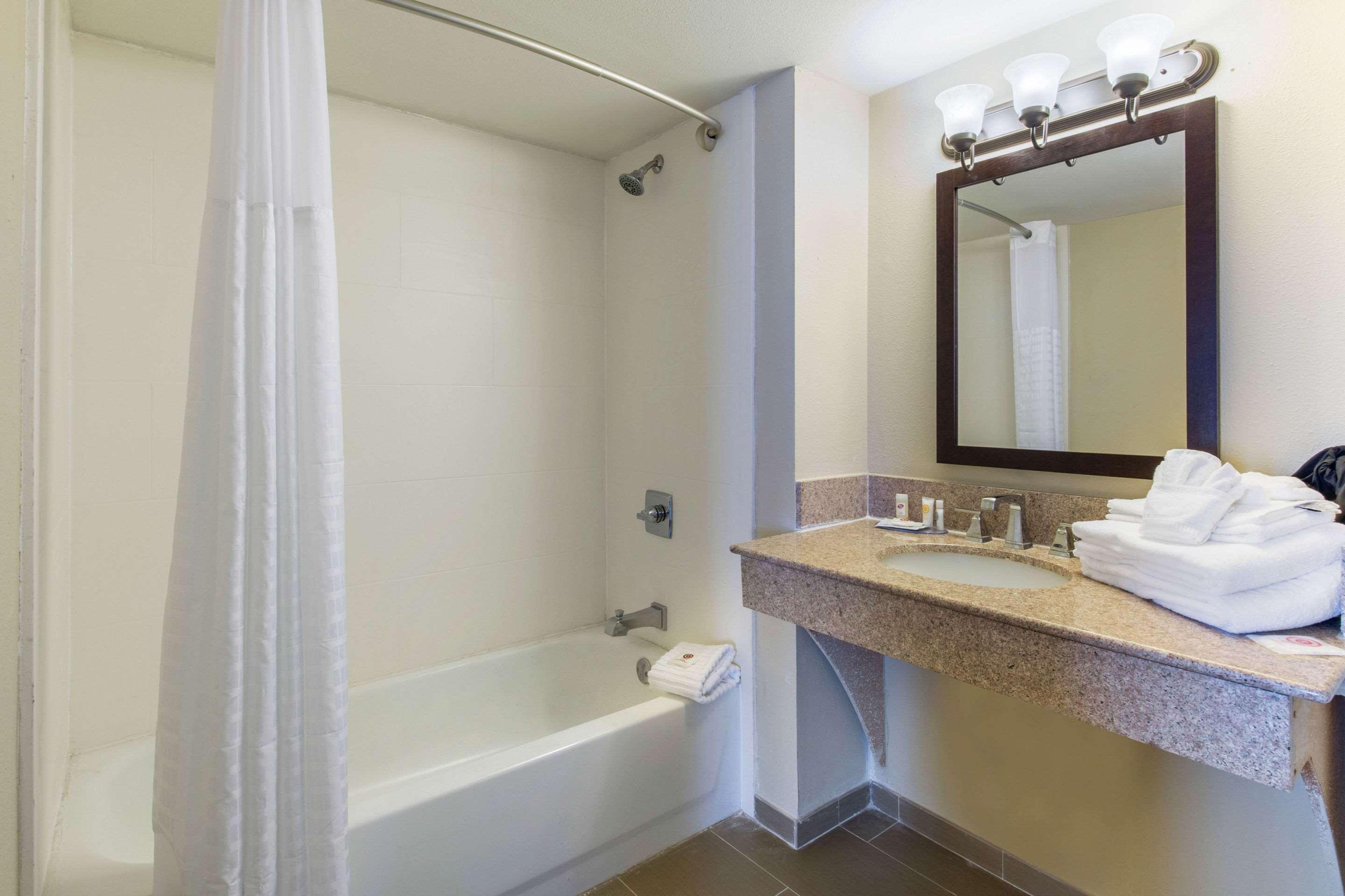 Hotel Comfort & Sw Sugarland 2*