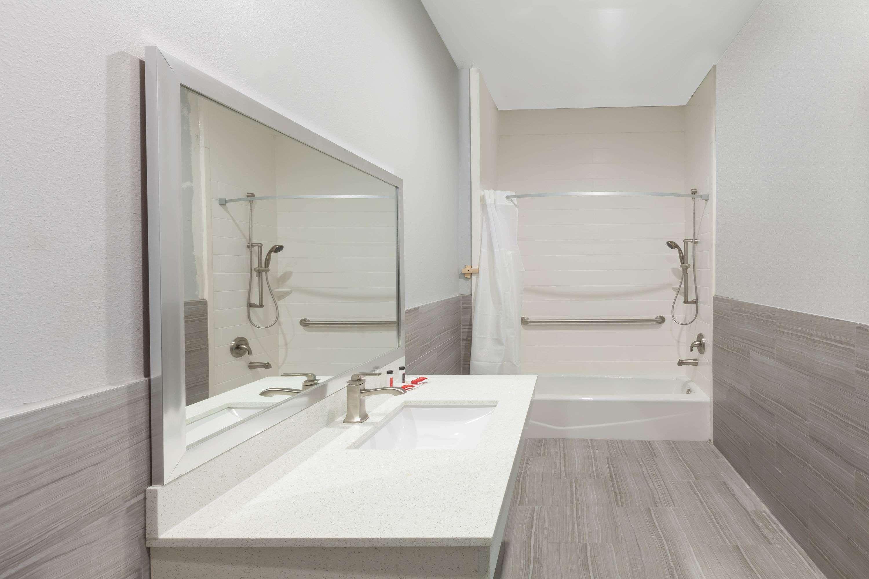Baymont By Wyndham Hobby Airport Hotel 3*