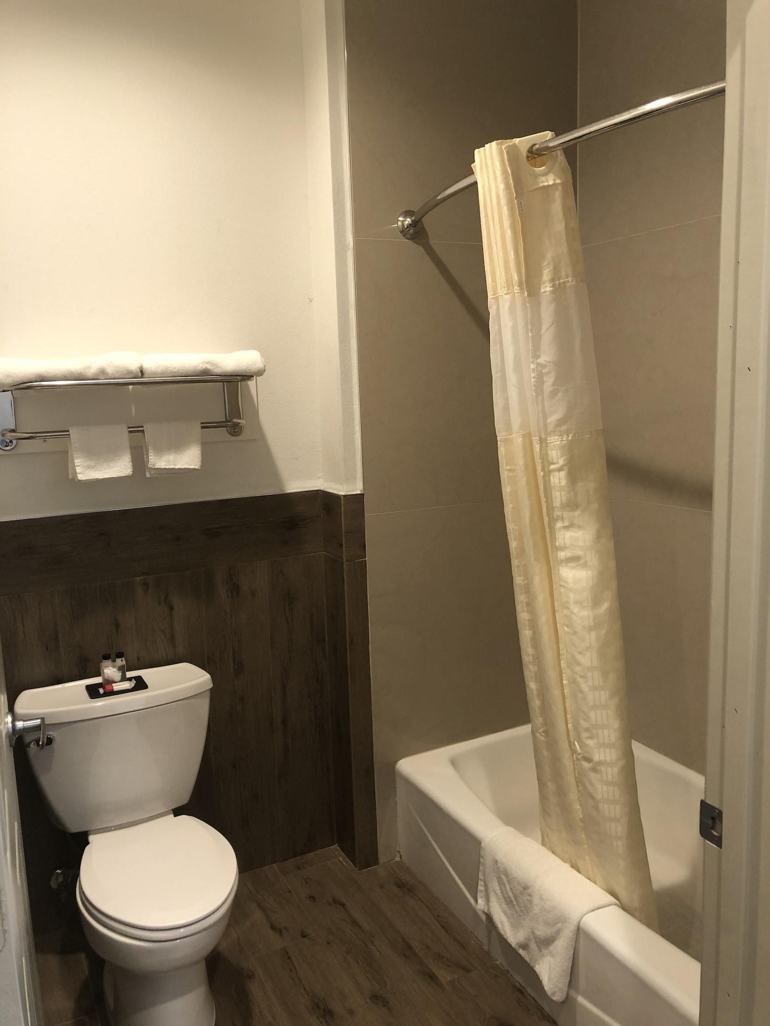 Baymont By Wyndham Kingwood Hotel