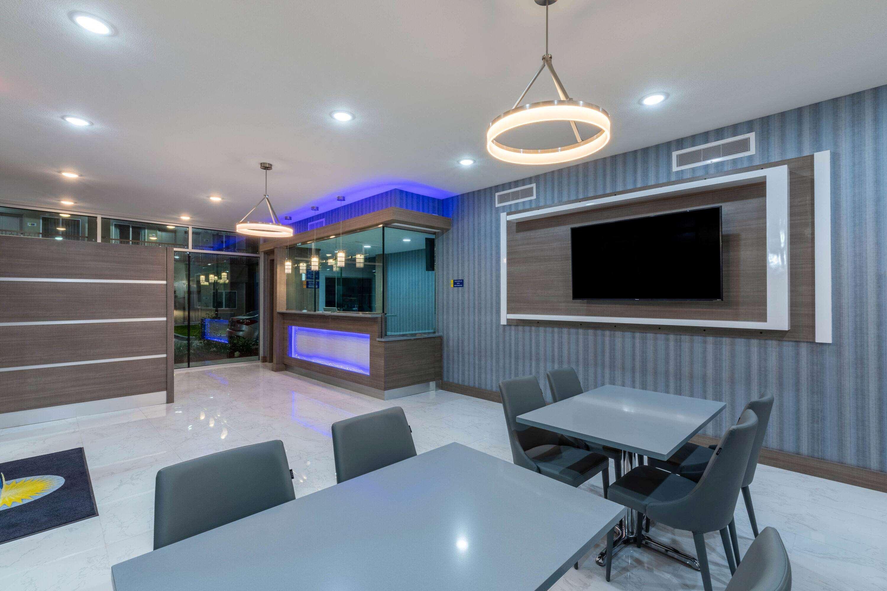 Days & By Wyndham Downtown/university Of 3*