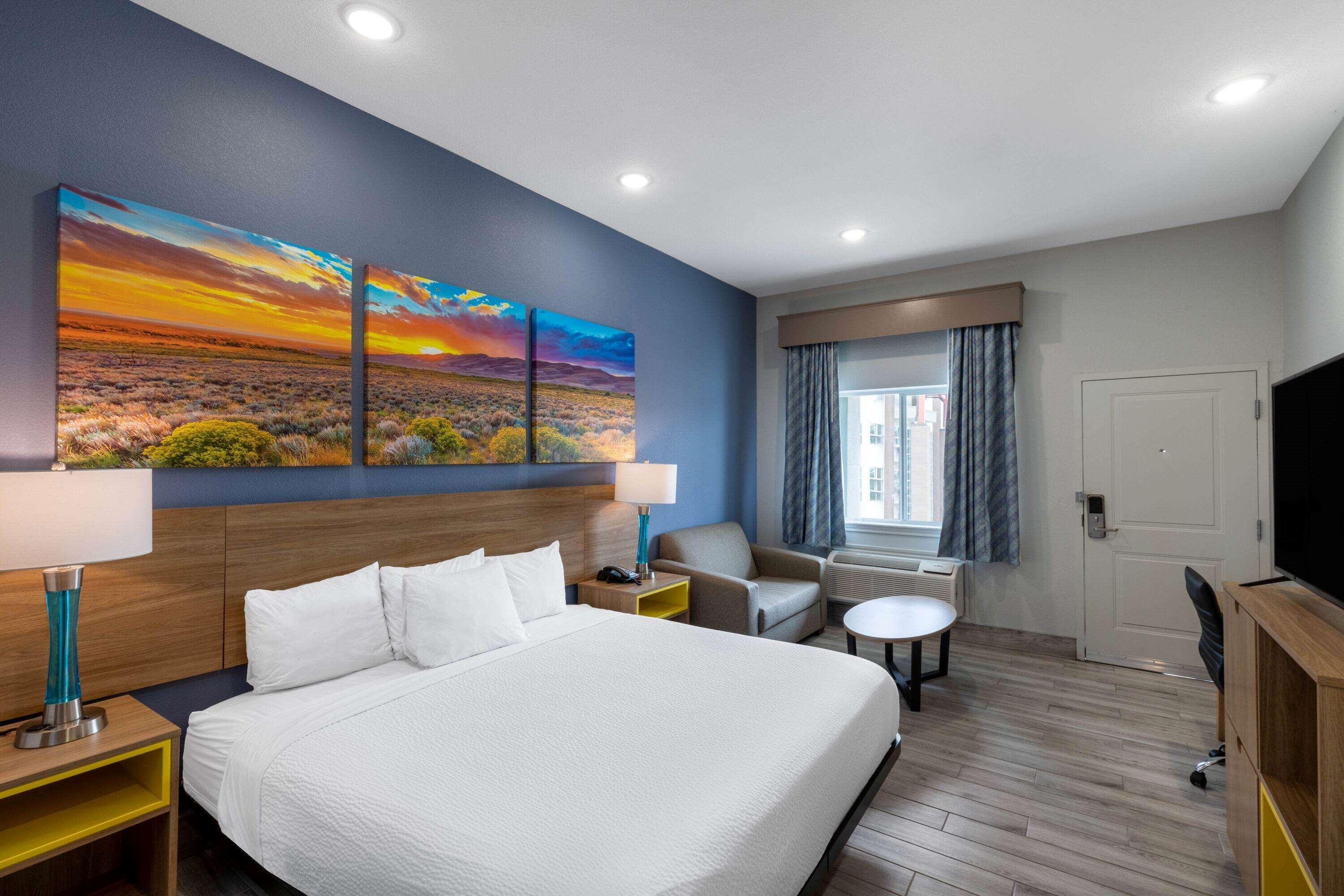 Days & By Wyndham Downtown/university Of Hotel