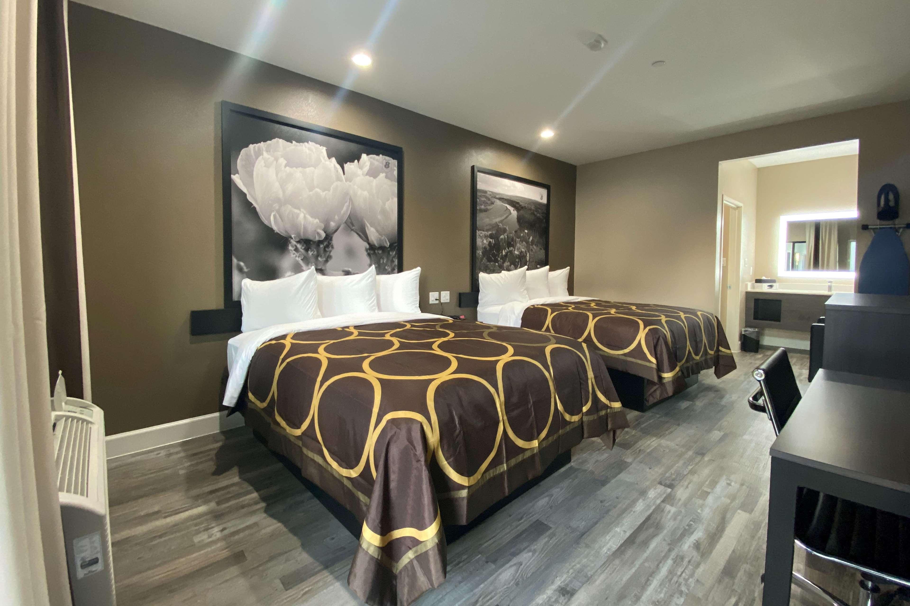 Super 8 By Wyndham Nw Beltway 8-west Rd Hotel