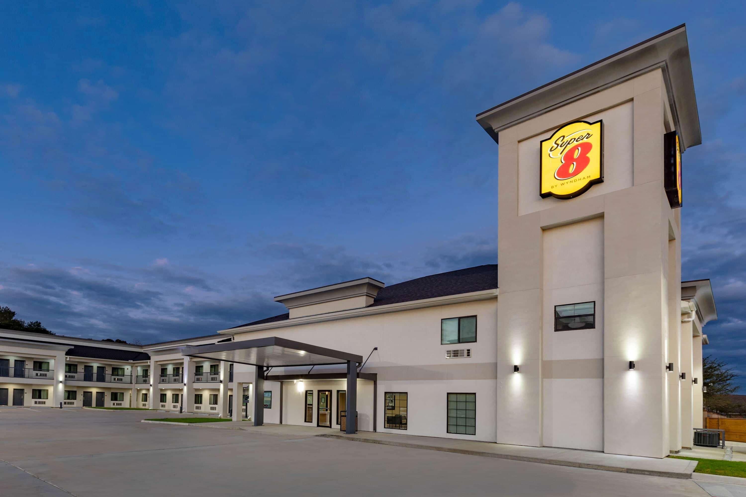Hotel Super 8 By Wyndham Nw Beltway 8-west Rd Houston