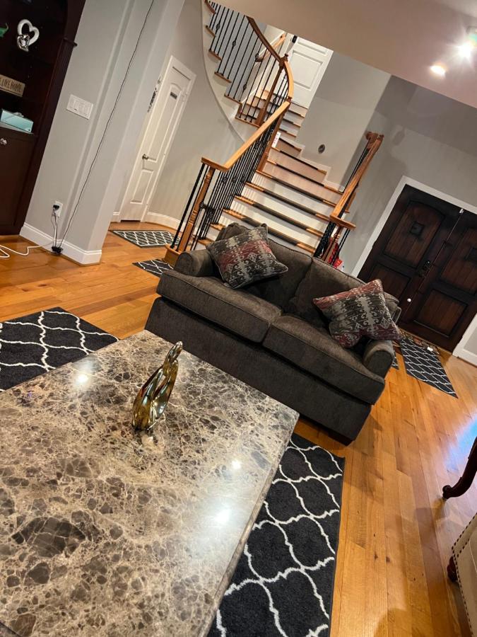 Luxuria Mini-mansion Near Downtown Holiday home