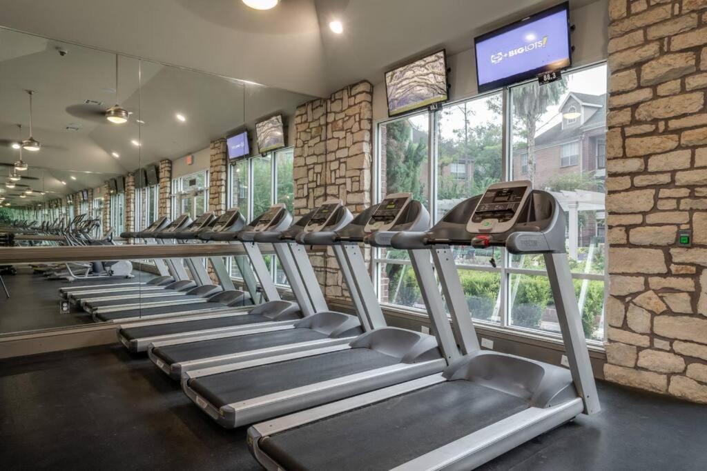 Uptown Escape - Modern, 1bd Near The Galleria Apartment