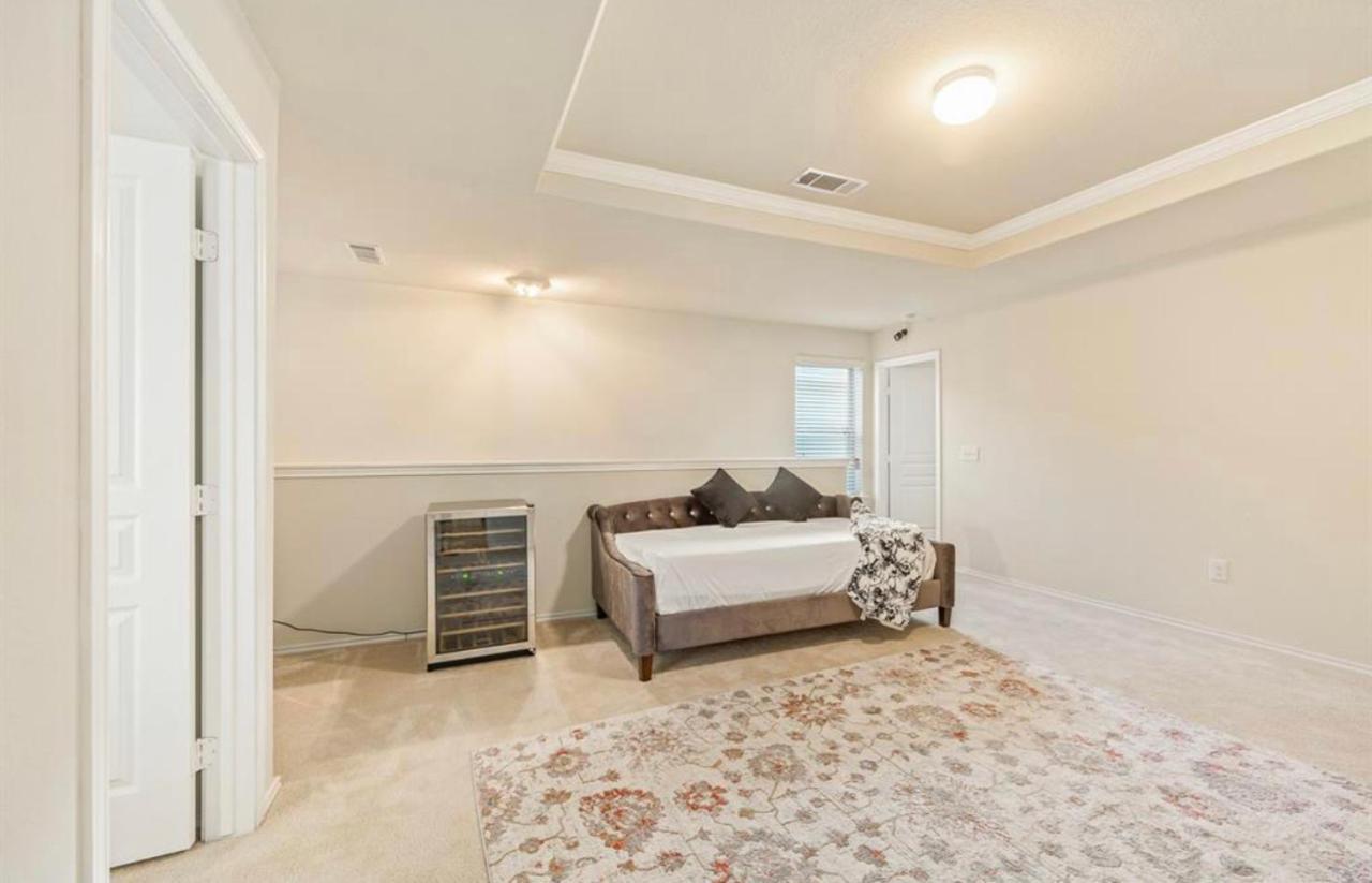 N-e-g House - Near David Wayne Hooks Airport Holiday home Houston