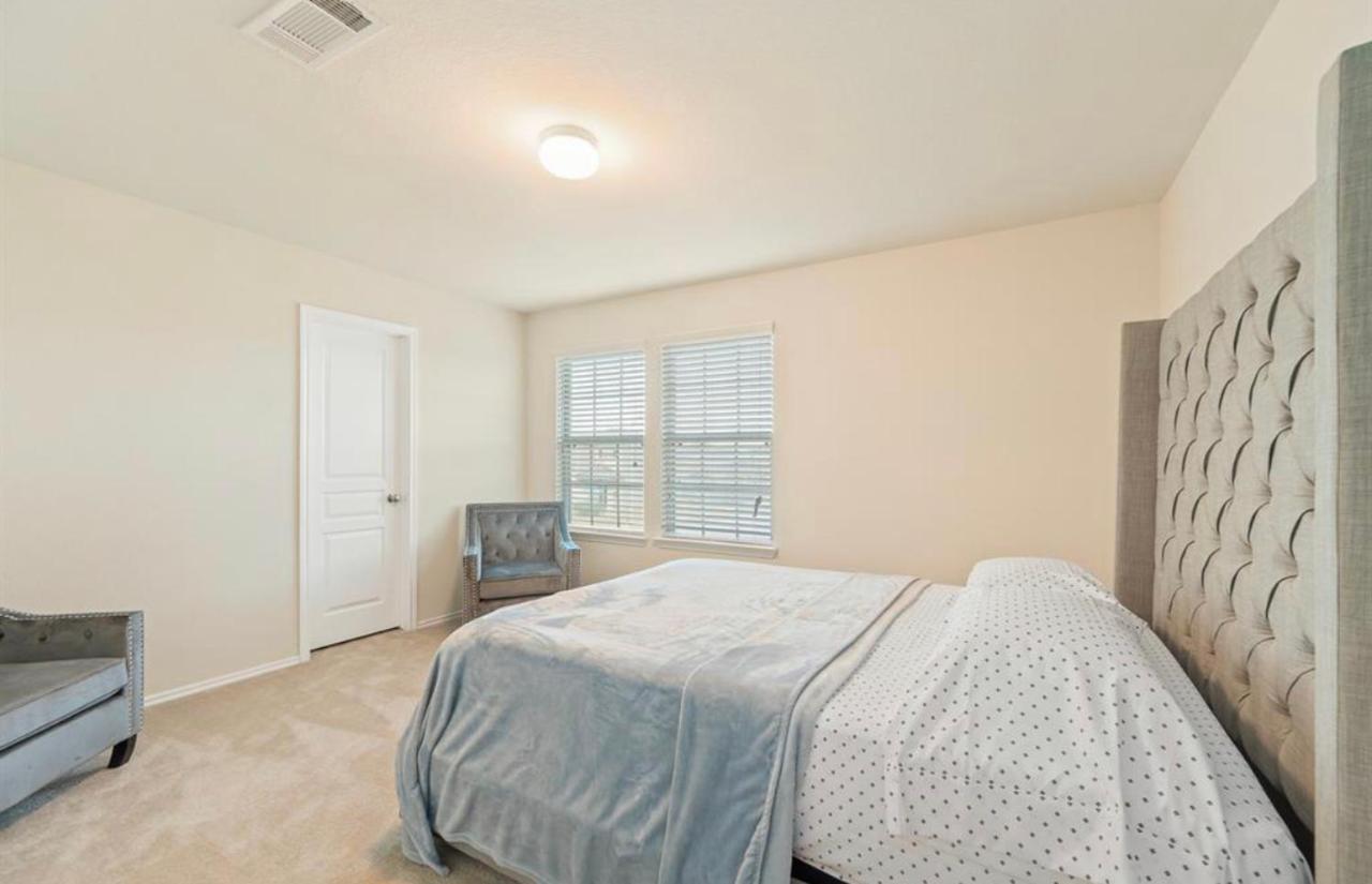 N-e-g House - Near David Wayne Hooks Airport Holiday home *