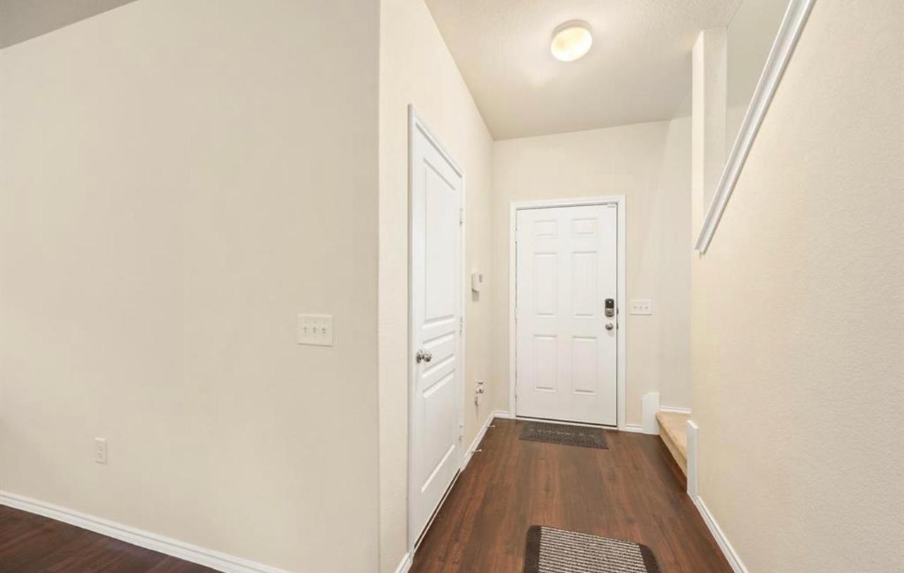 N-e-g House - Near David Wayne Hooks Airport Holiday home Houston