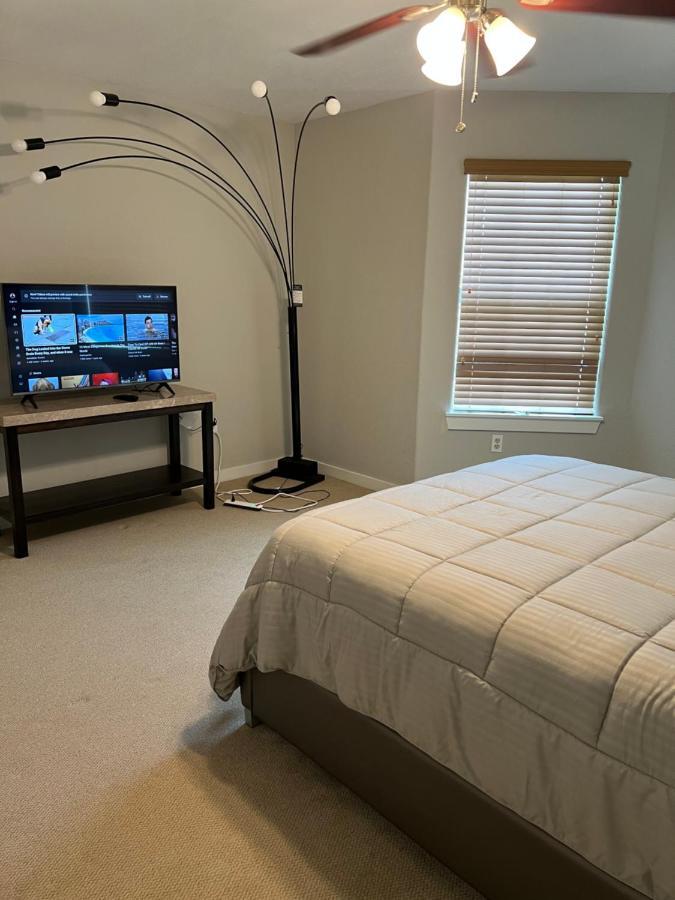 Luxuria Mini-mansion Near Downtown Holiday home