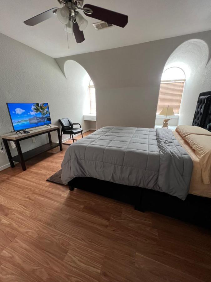 Luxuria Mini-mansion Near Downtown *