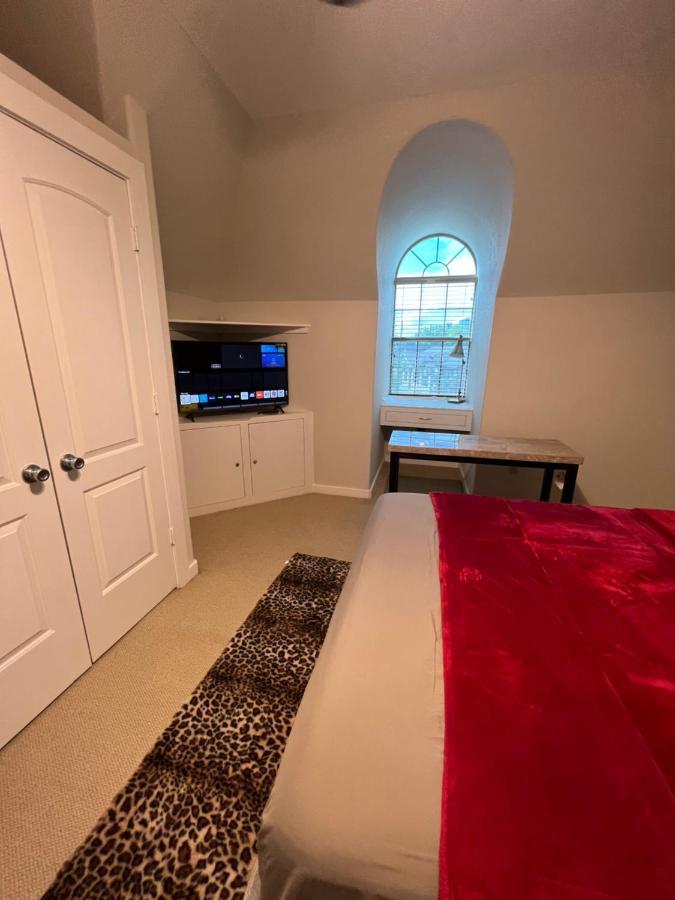 Luxuria Mini-mansion Near Downtown