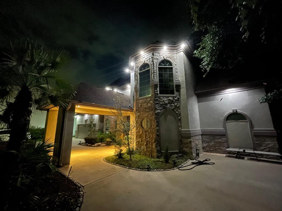 Luxuria Mini-mansion Near Downtown Holiday home