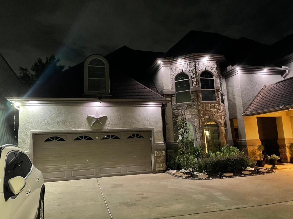 Luxuria Mini-mansion Near Downtown Holiday home