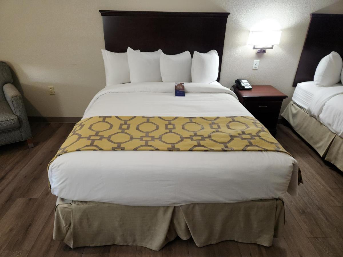 Baymont By Wyndham Brookhollow Hotel