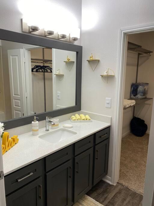 Your Warm Spacious Unit With Pool - Medical Center