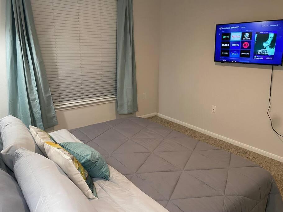 Your Warm Spacious Unit With Pool - Medical Center Apartment Houston
