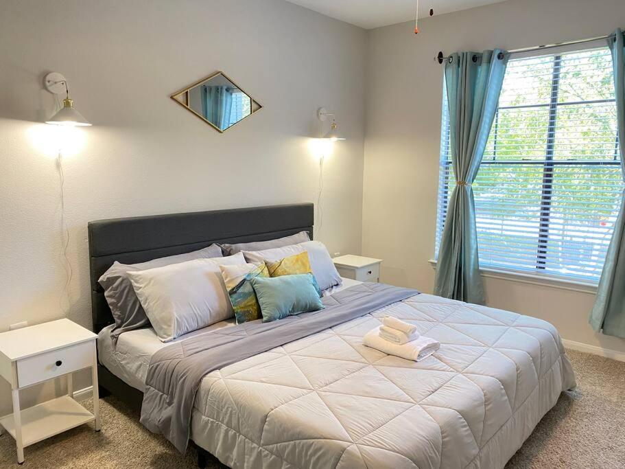 Your Warm Spacious Unit With Pool - Medical Center Apartment *