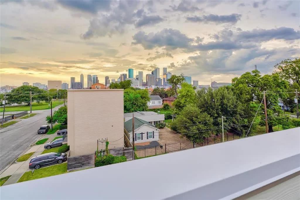 The Posh Haus - Downtown - Grb - King Bed * Houston