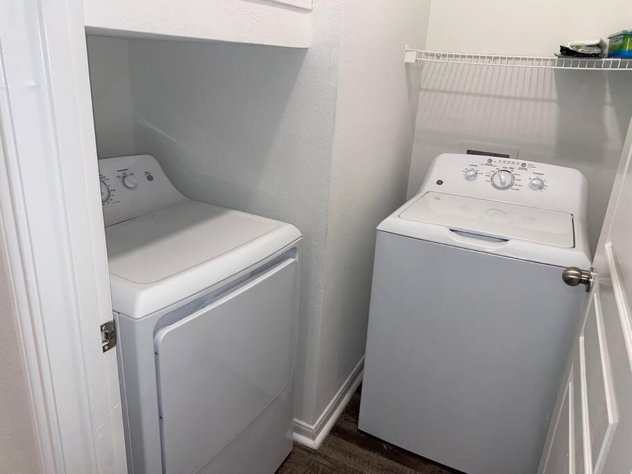 Your Warm Spacious Unit With Pool - Medical Center Apartment Houston