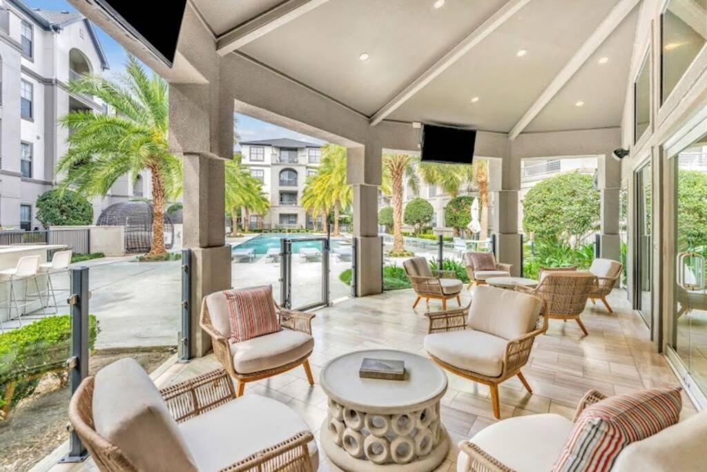 Your Warm Spacious Unit With Pool - Medical Center * Houston