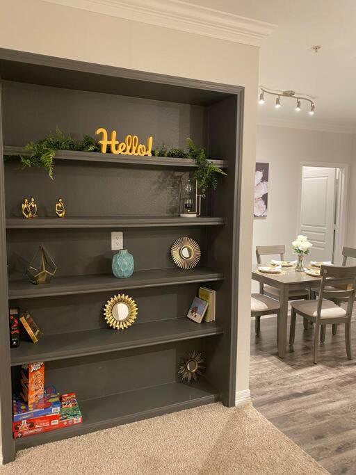 Your Warm Spacious Unit With Pool - Medical Center Apartment
