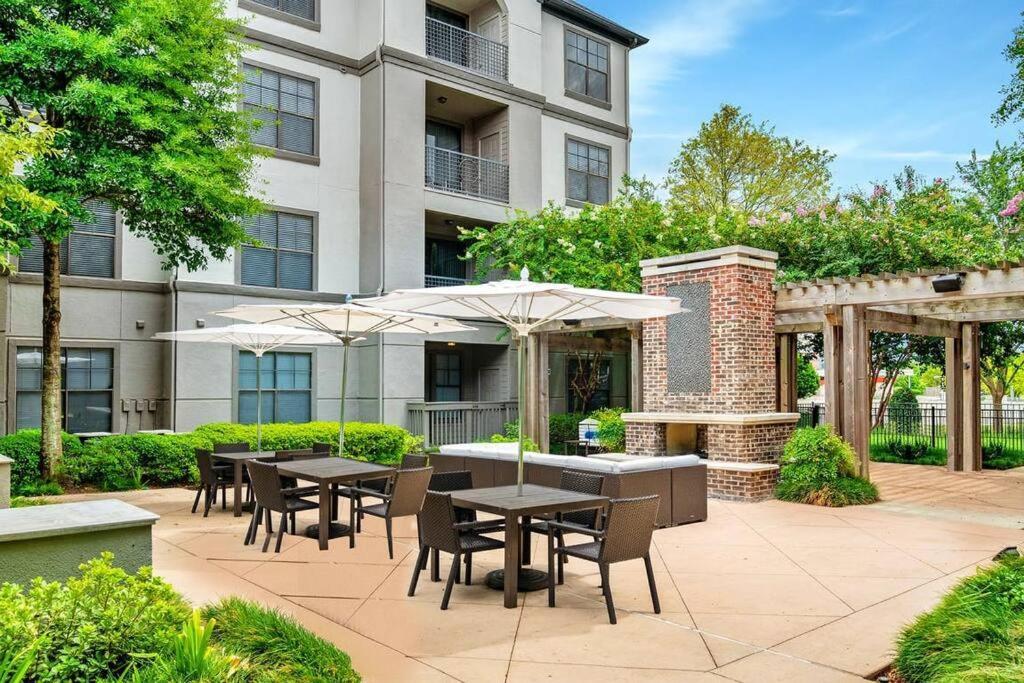 Your Warm Spacious Unit With Pool - Medical Center Apartment