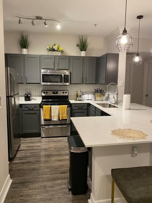 Your Warm Spacious Unit With Pool - Medical Center Apartment *