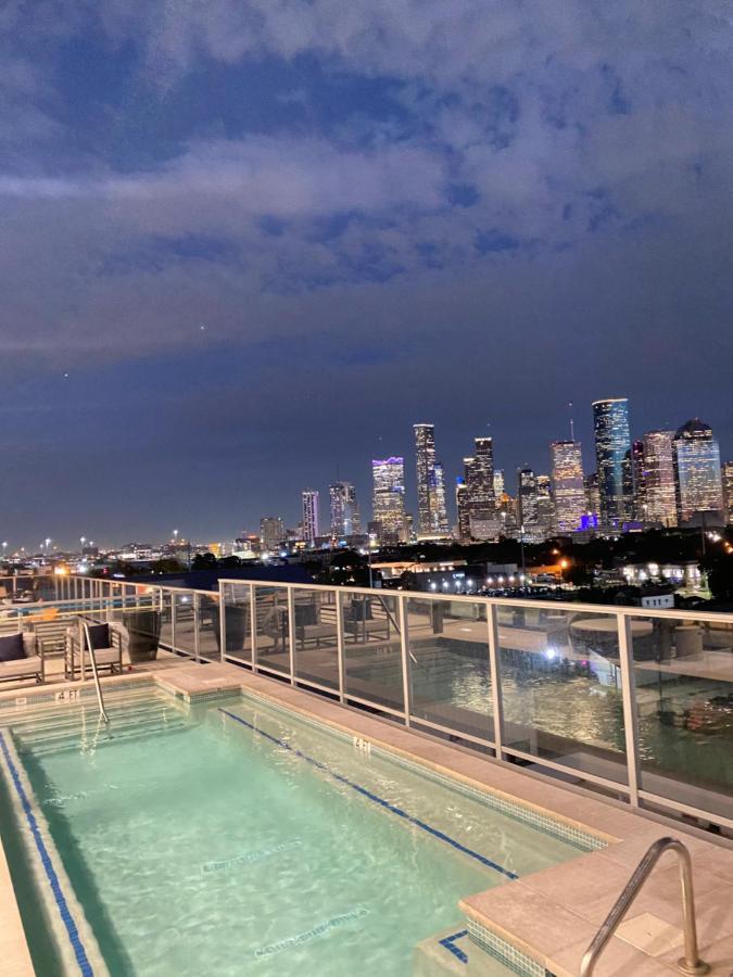 Apartment Lux 1-bedroom W/highrise Pool And View In Downtown
