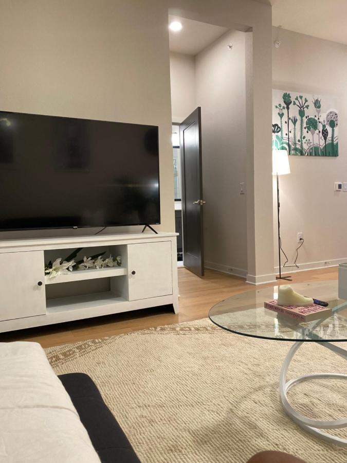 Lux 1-bedroom W/highrise Pool And View In Downtown