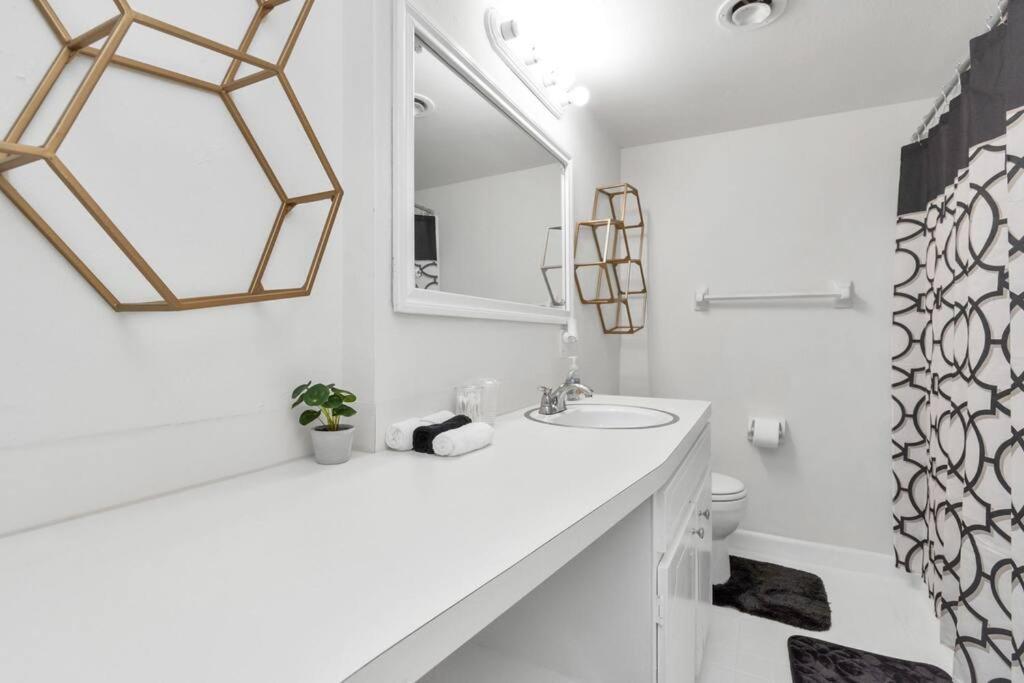 Modern 2 Bedroom Apt In Montrose, Self Check-in Houston
