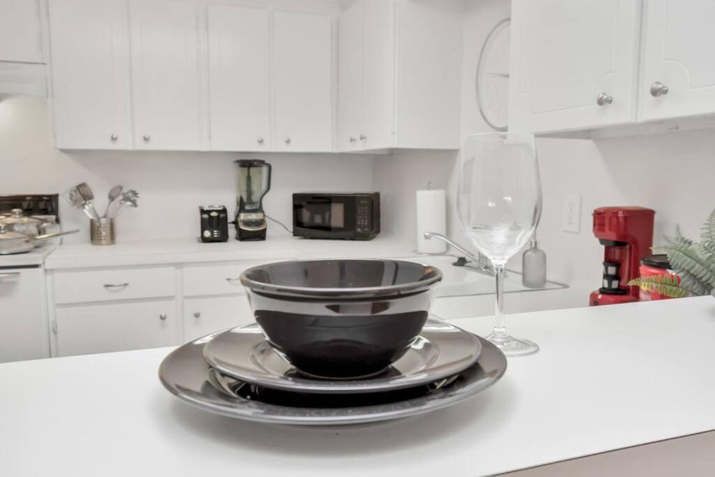 Modern 2 Bedroom Apt In Montrose, Self Check-in * Houston