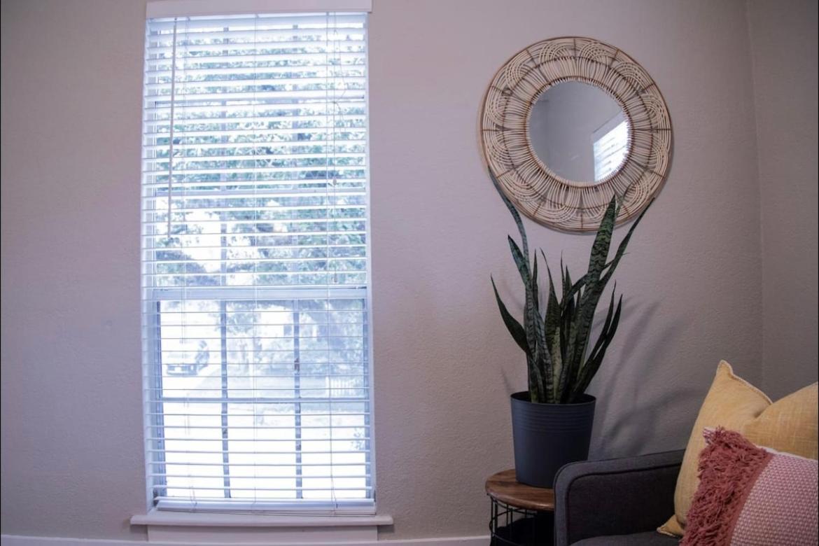 “honeycrisp” 1br King Apartment Houston