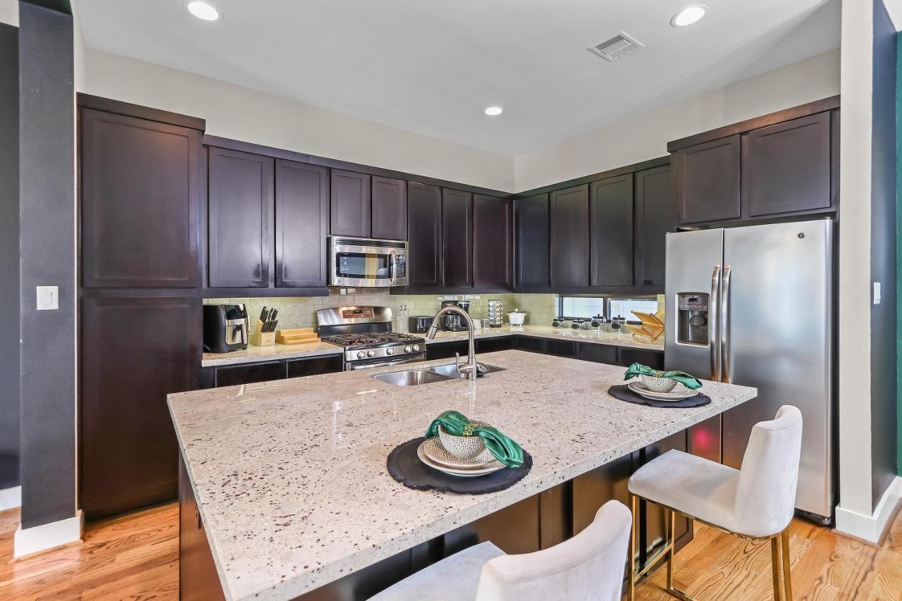 Holiday home In Style - Mins To Downtown - 5 Beds With Balcony