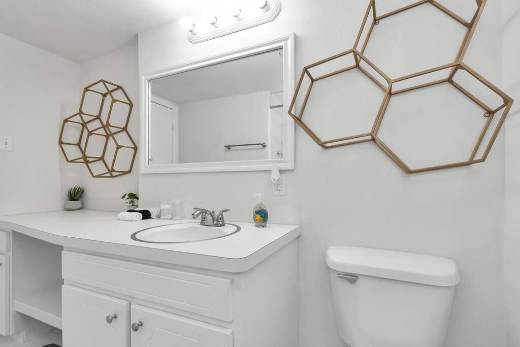 Modern 2 Bedroom Apt In Montrose, Self Check-in Apartment *